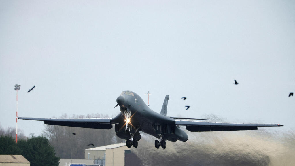 מפציץ B-1B של צבא ארה"ב בבסיס פיירפורד בבריטניה