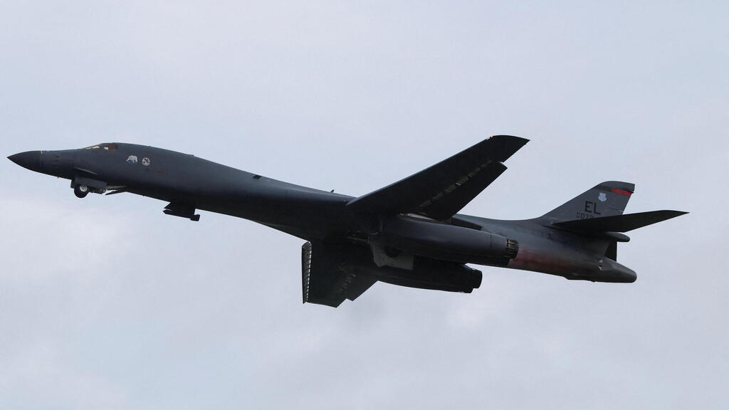 מפציץ B-1B של צבא ארה"ב בבסיס פיירפורד בבריטניה