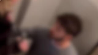 נחקר במשטרה גבר שתועד מונע כניסת אנשים למקלט