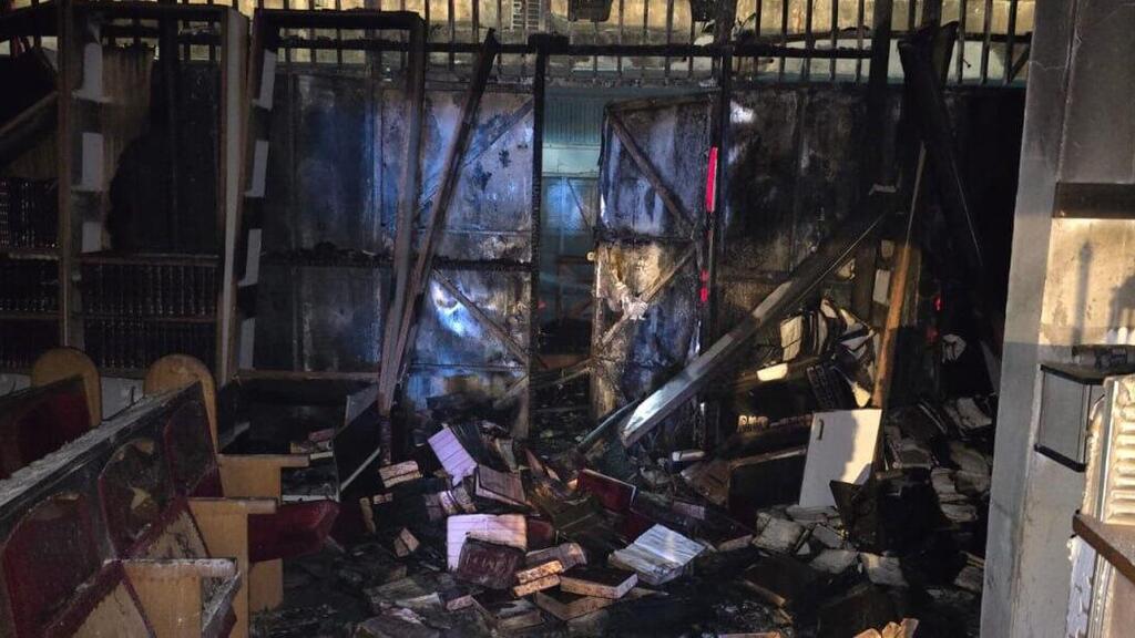 Fire damage at the synagogue in Ramla (Photo: Israel Police Spokesperson) שריפה בבית כנסת בעיר רמלה