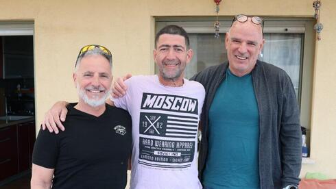 טל עינב (במרכז) במפגש עם ד"ר רוני דוידזון (מימין) ורפי כהן (משמאל) 