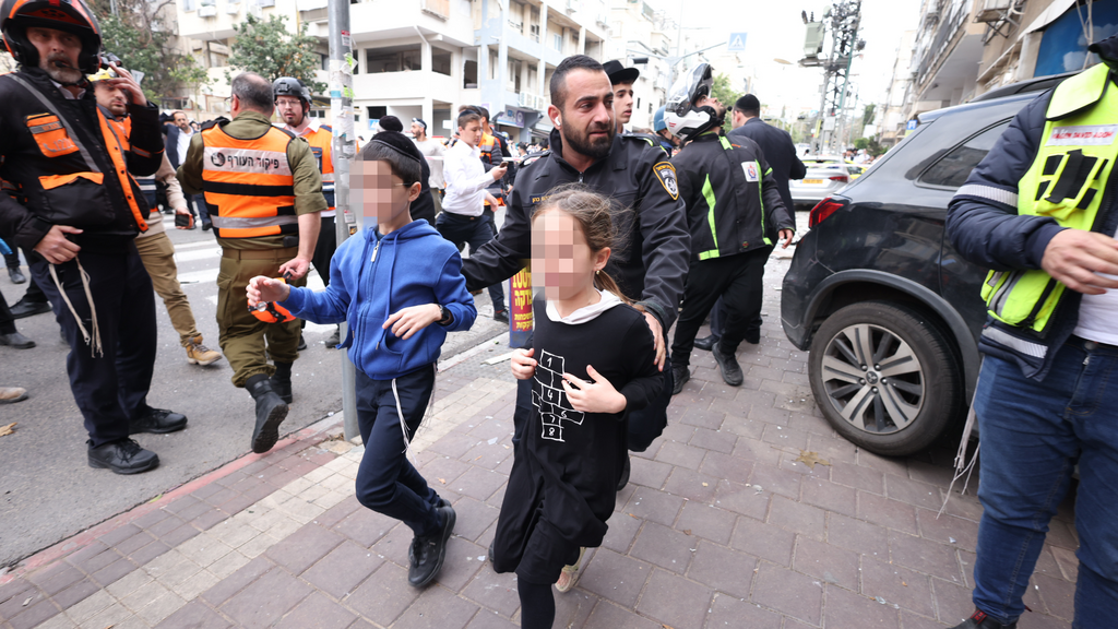 На месте падения ракеты в Бней-Браке (Фото: Таль Шахар) פגיעה ישירה בבני ברק