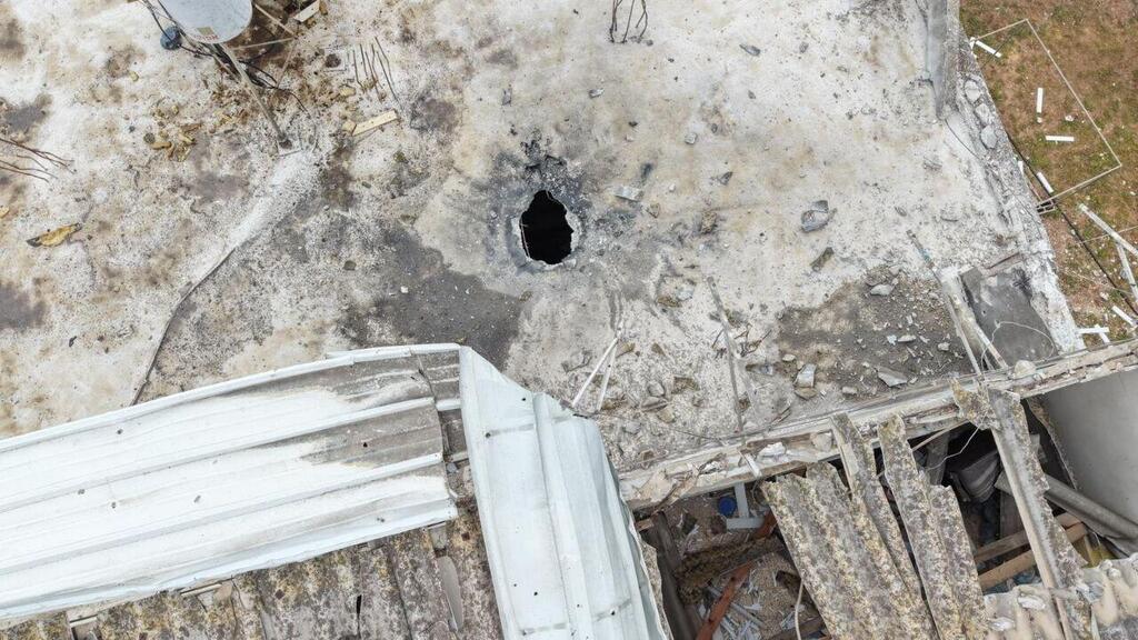 Ущерб от обстрела в Петах-Тикве (Публикуется в соответствии с п. 27 алеф Закона об авторских правах) נפילת רסיס בפתח תקווה