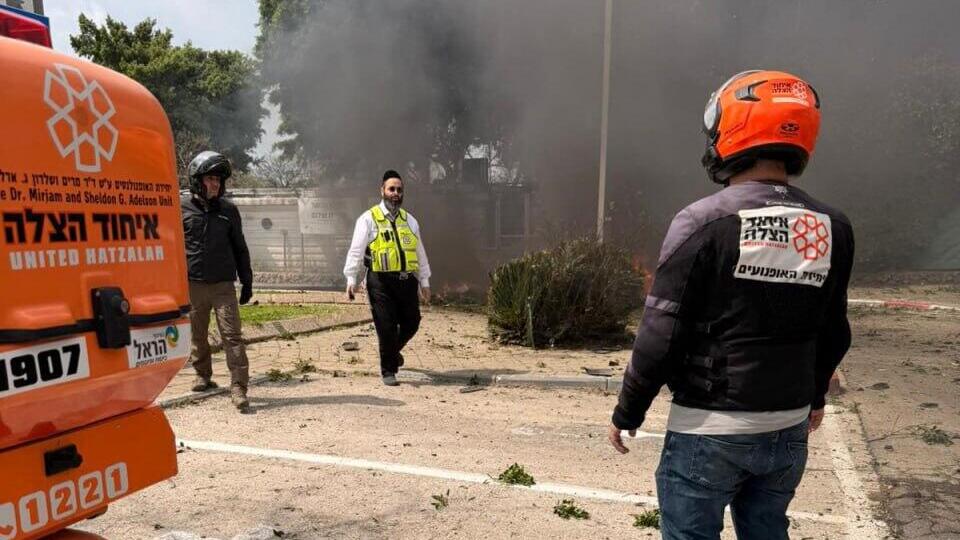 На месте падения осколка в Тель-Авиве (Фото: "Ихуд-ацала") נפילת רסיס בתל אביב
