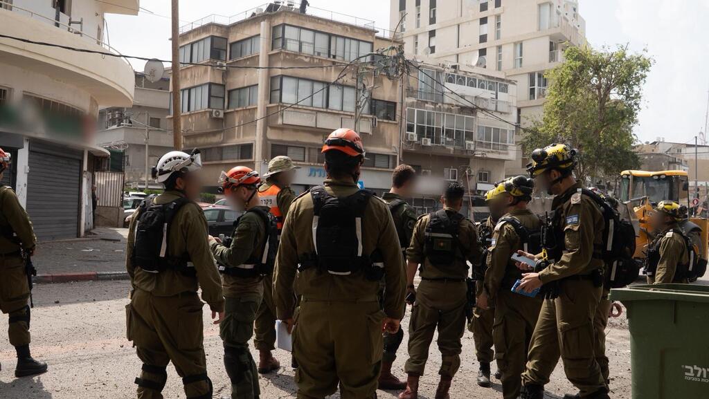 Бойцы Службы тыла на месте падения (Фото: пресс-служба ЦАХАЛа) כוחות חילוץ והצלה של פיקוד העורף - מבצע שאגת הארי