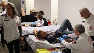 תרומות דם בחניון בניין ברמת גן במסגרת "תוכנית המגדלים" של מד"א