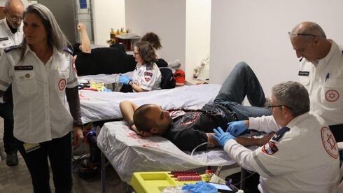 תרומות דם בחניון בניין ברמת גן במסגרת "תוכנית המגדלים" של מד"א