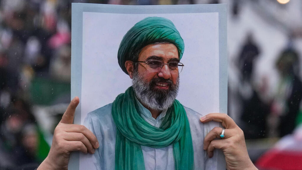 תומכי המשטר ב איראן מניפים תמונות של המנהיג העליון החדש מוג'תבא חמינאי