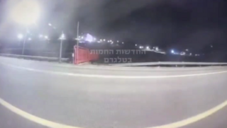 צה"ל תוקף בביירות | צפו: פגיעת רקטת מצרר במטולה