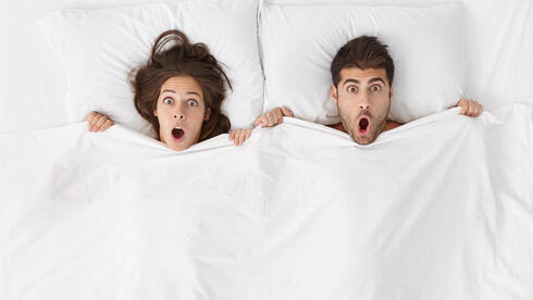 כשהסטרס מעורר. במצבי איום נוצרת תגובה פיזיולוגית חזקה - דופק מואץ, נשימה מהירה ואדרנלין, תסמינים דומים לאלה שמופיעים גם בעוררות מינית, והמוח מתקשה להבחין ביניהם