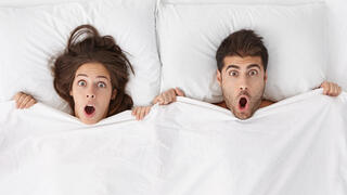 כשהסטרס מעורר. במצבי איום נוצרת תגובה פיזיולוגית חזקה - דופק מואץ, נשימה מהירה ואדרנלין, תסמינים דומים לאלה שמופיעים גם בעוררות מינית, והמוח מתקשה להבחין ביניהם