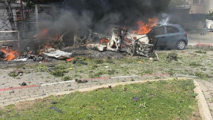 На месте падения осколка в Тель-Авиве (Публикуется в соответствии с п. 27 алеф Закона об авторских правах) נפילת רסיס בתל אביב