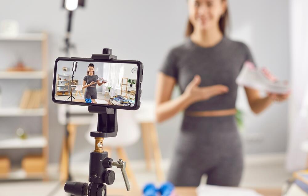 Фото: shutterstock משפיענית משפיענים רשת