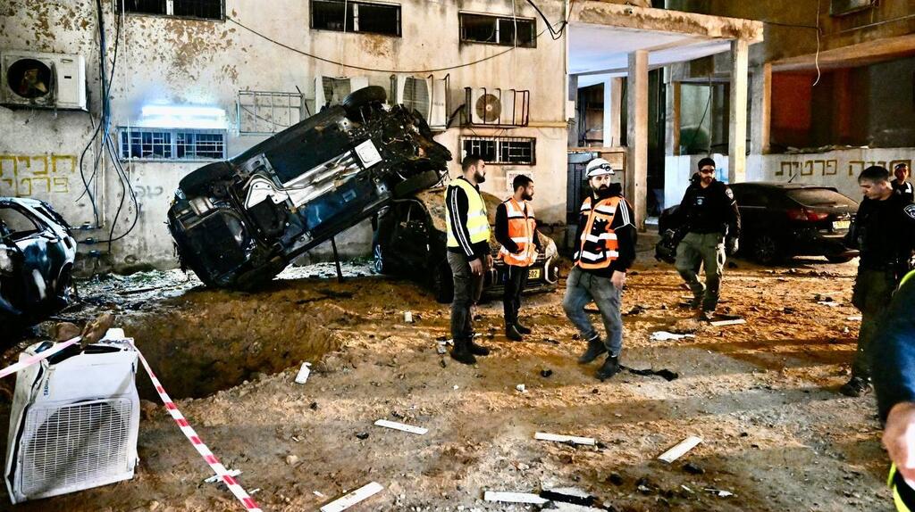 רכב הפוך ובור בקרקע בזירה בחולון