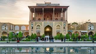 איראן זועמת על הרס אתרי מורשת; גולים: המשטר צבוע