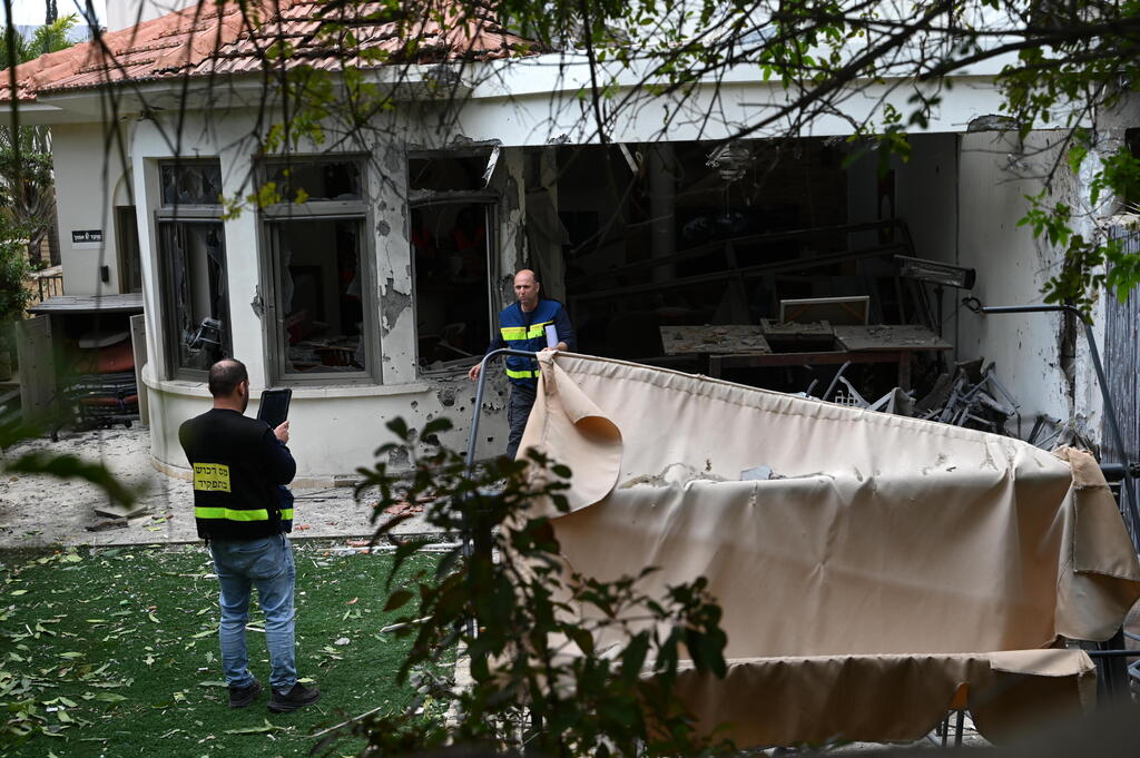 Photo: Yuval Chen נפילת רסיס בחצר בית בשוהם