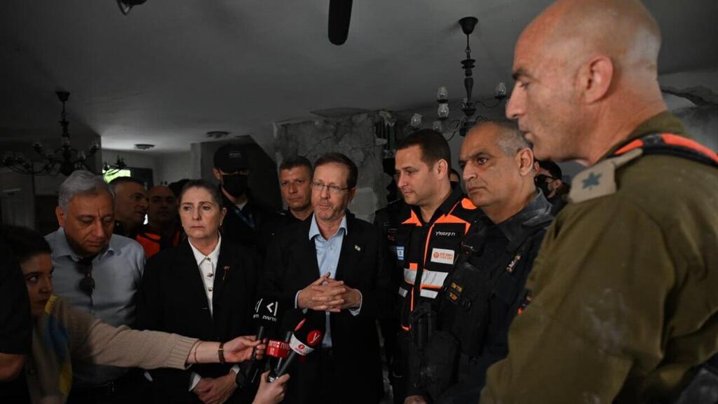President Isaac Herzog (Photo: Haim Zach/ GPO) הנשיא מבקר בבית שנפגע בראשון לציון
