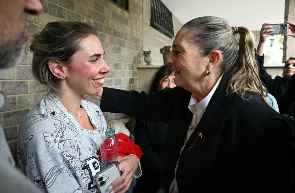 הנשיא מבקר בבית שנפגע בראשון לציון