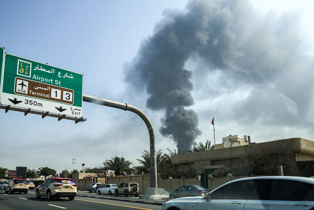 Fire in Dubai following Iranian attack on airport there, at the height of the war in March (Photo: AFP) תקיפה בשדה התעופה בדובאי