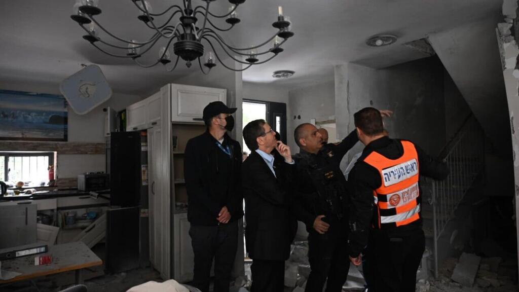 Photo: Haim Zach/ GPO הנשיא מבקר בבית שנפגע בראשון לציון