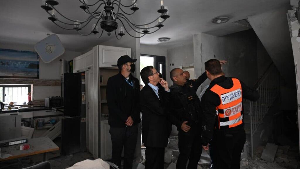 הנשיא מבקר בבית שנפגע בראשון לציון