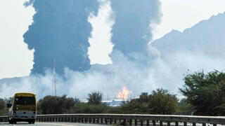 עשן עולה בפוג'יירה שבאיחוד האמירויות לאחר תקיפה איראנית