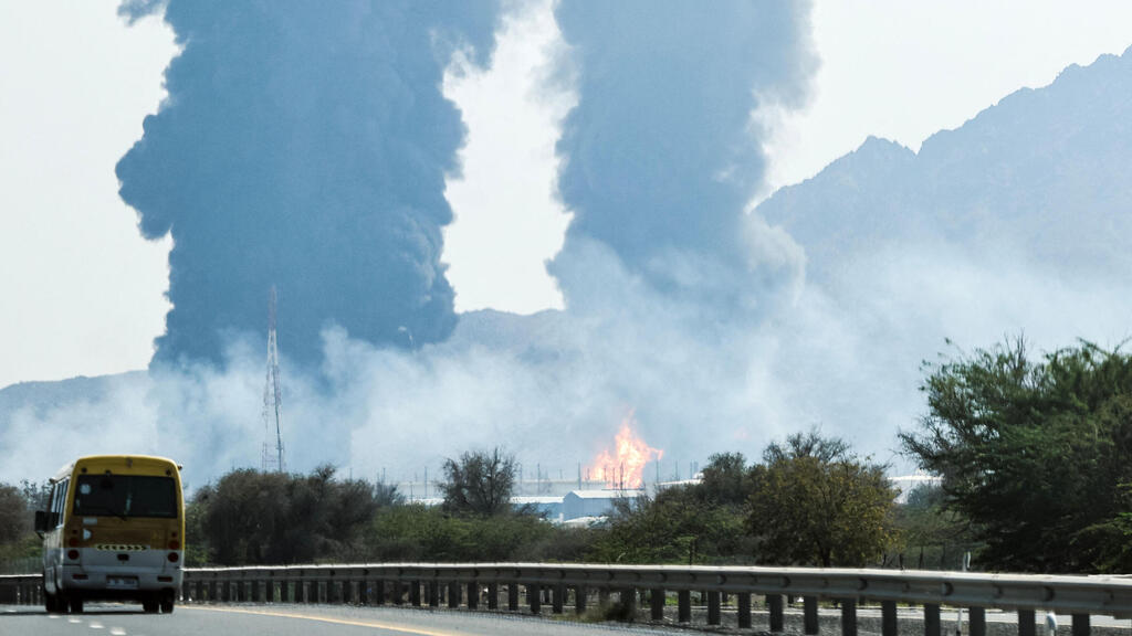 Smoke rises from Fujairah in the United Arab Emirates following another Iranian strike (Photo: AFP) עשן עולה בפוג'יירה שבאיחוד האמירויות לאחר תקיפה איראנית