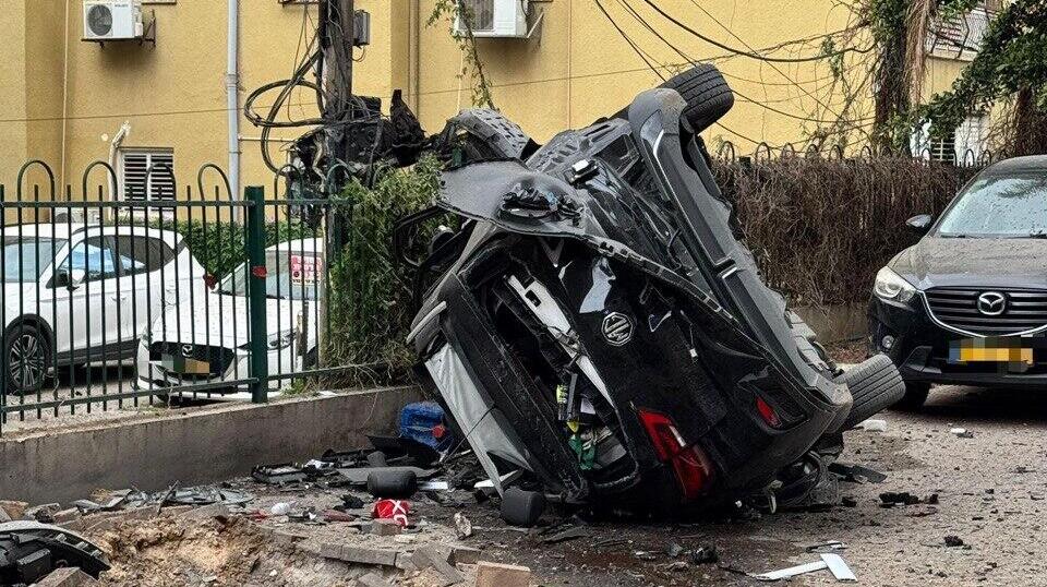 רכב הפוך בזירה