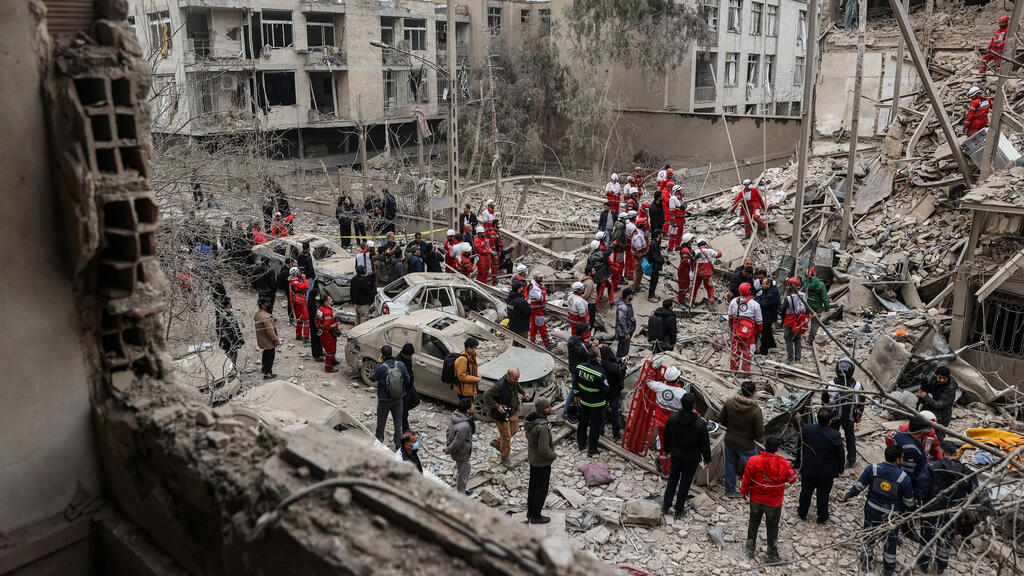 ניסיונות חילוץ בבניין מגורים שהותקף בטהרן