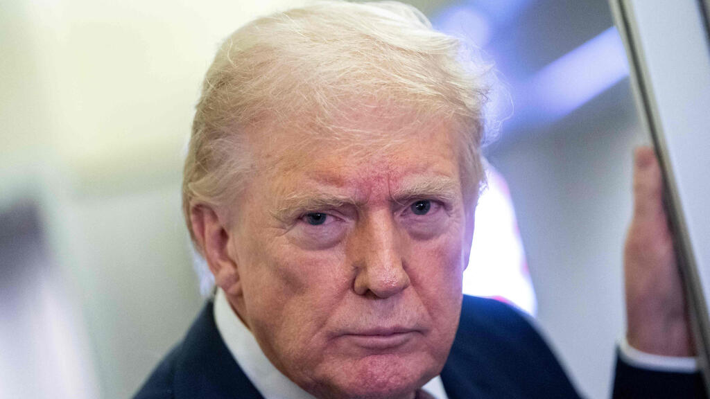 נשיא ארה"ב טראמפ משוחח עם כתבים במטוס אייר פורס 1