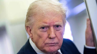 נשיא ארה"ב טראמפ משוחח עם כתבים במטוס אייר פורס 1