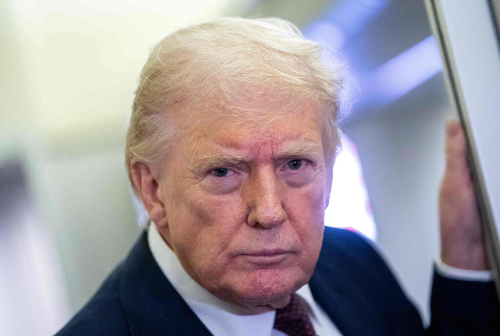 נשיא ארה"ב טראמפ משוחח עם כתבים במטוס אייר פורס 1