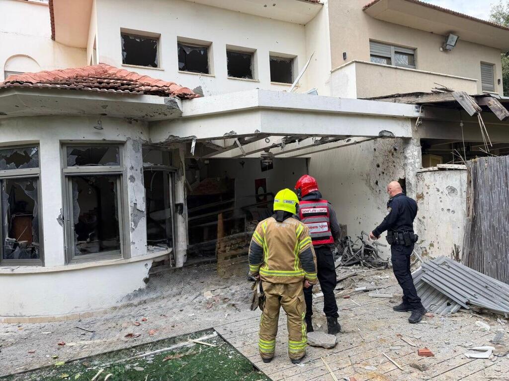 The scene in Shoham (Photo: Israel Fire and Rescue Services) נפילת רסיס בחצר בית בשוהם