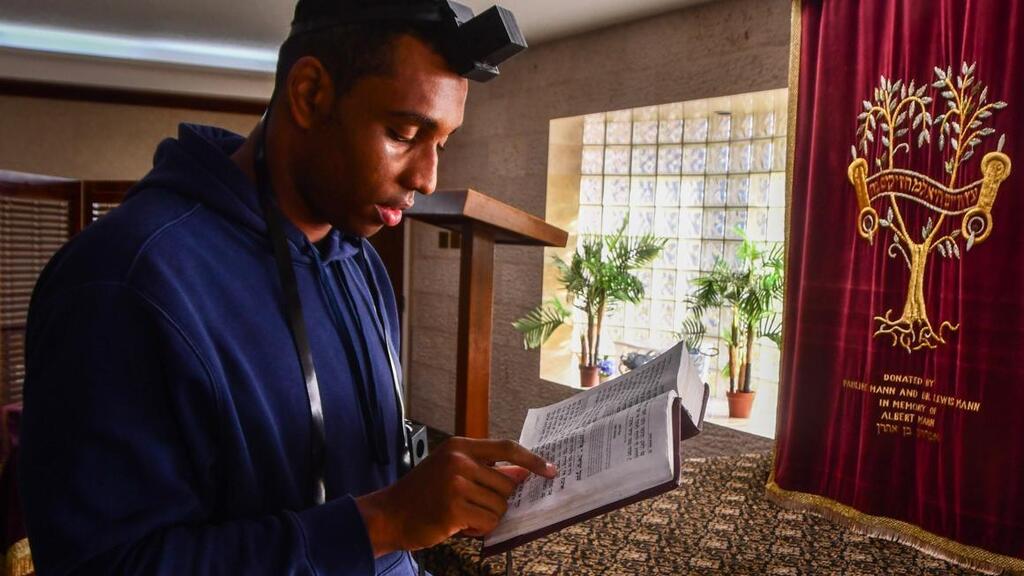 מייקל אלכסנדר שפירא מתפלל