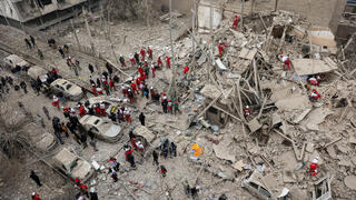 ניסיונות חילוץ בבניין מגורים שהותקף בטהרן