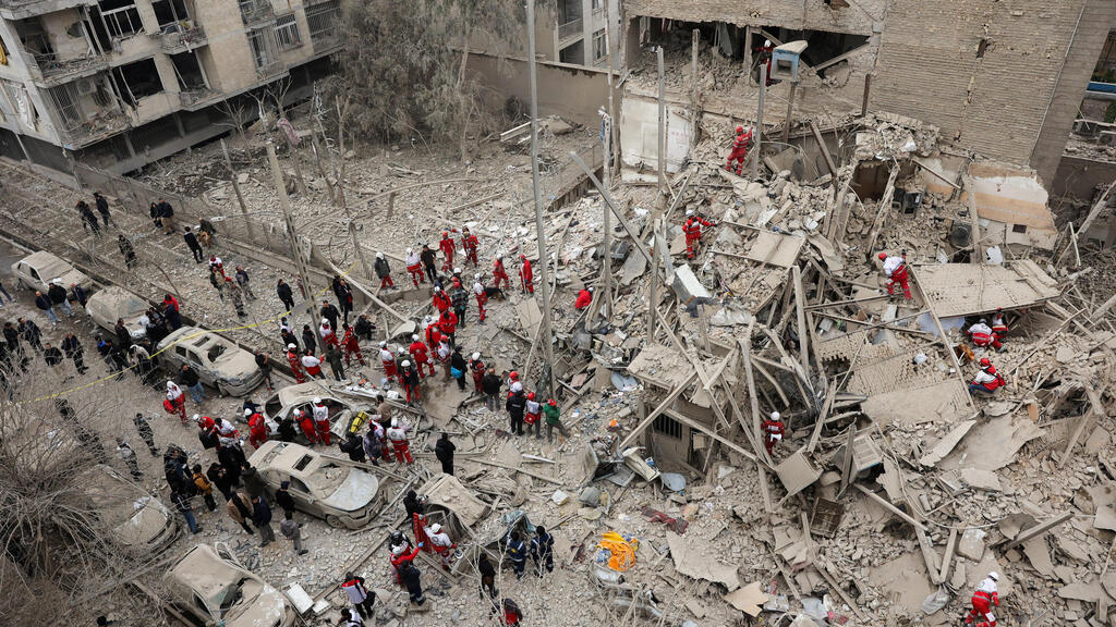 ניסיונות חילוץ בבניין מגורים שהותקף בטהרן