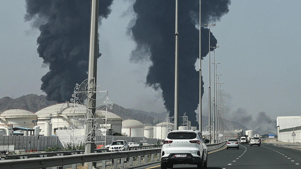 עשן עולה בפוג'יירה שבאיחוד האמירויות לאחר תקיפה איראנית