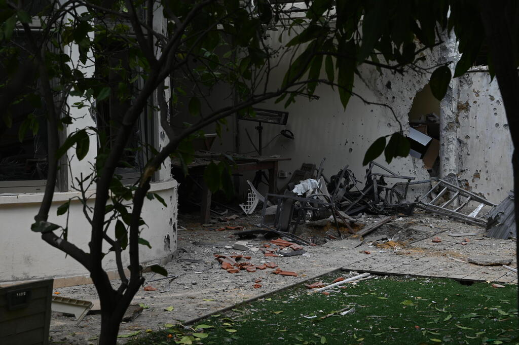 Photo: Yuval Chen נפילת רסיס בחצר בית בשוהם