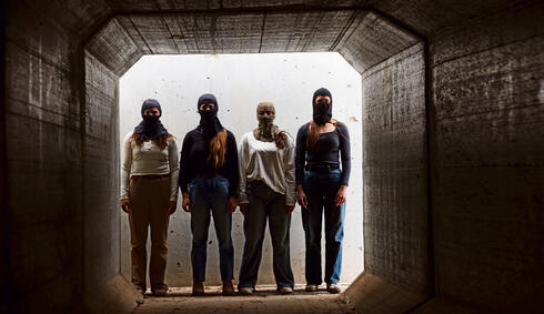 מימין לשמאל: “ענת", “מאיה", סגן ר’ ו"אורלי". “החברים כבר למדו לא לשאול על השירות"