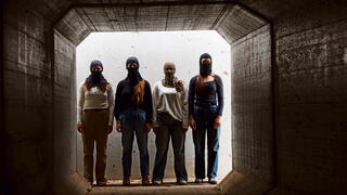 מימין לשמאל: “ענת", “מאיה", סגן ר’ ו"אורלי". “החברים כבר למדו לא לשאול על השירות"