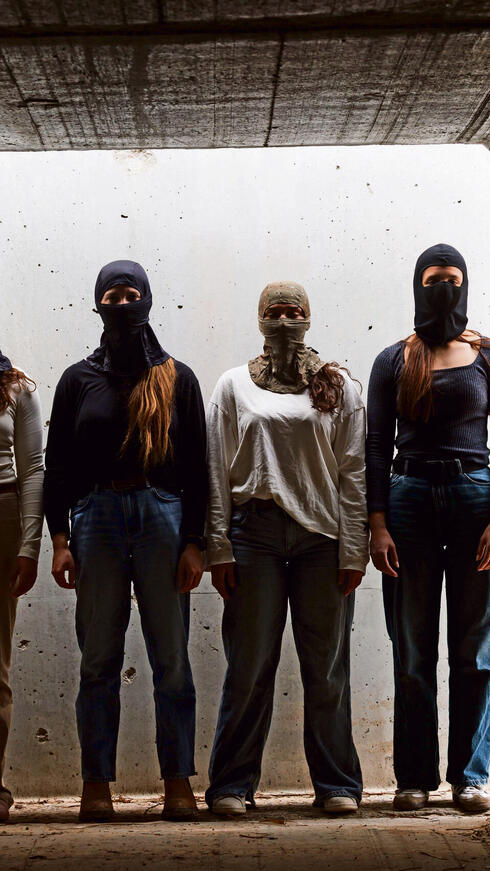 מימין לשמאל: “ענת", “מאיה", סגן ר’ ו"אורלי". “החברים כבר למדו לא לשאול על השירות"