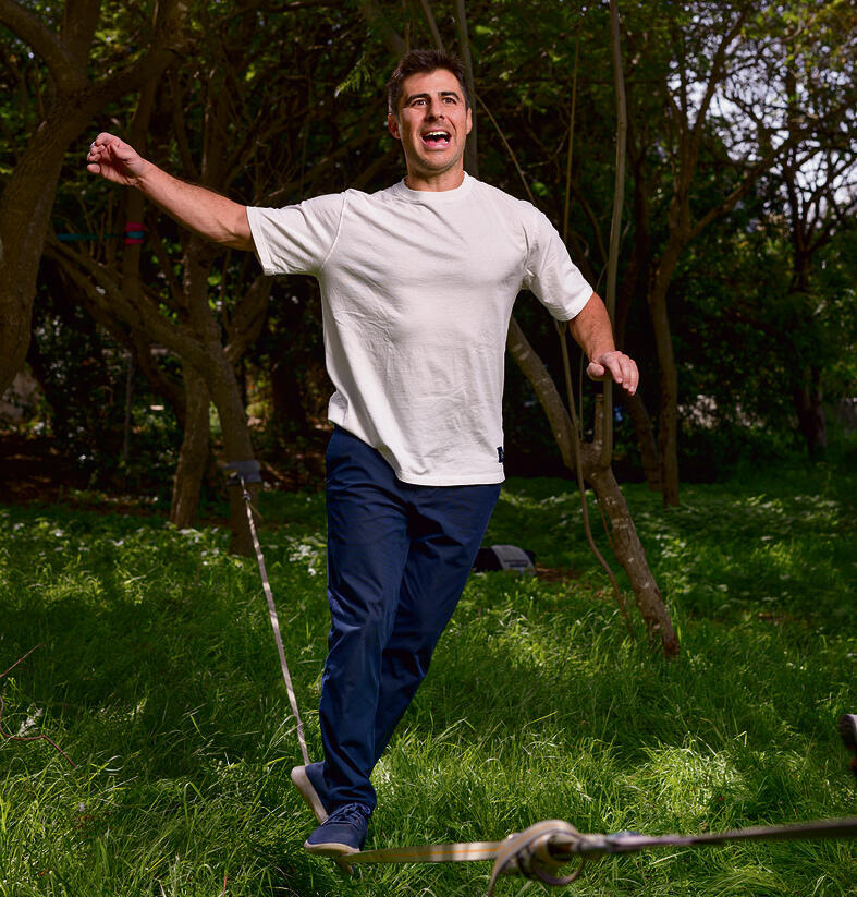 “אני חי פשוט. לא צריך בגדים מפונפנים, לא נוהג באוטו מפונפן". אגמון