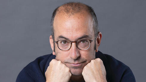 "אני אדם מעורב, גדלתי במשפחה כזו. אז הכתיבה מתחברת לנושאים כאלה". ישי שריד | צילום: עוז מועלם