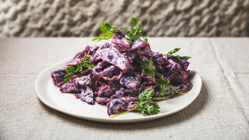 סלט כרוב סגול חרוך עם איולי חזרת