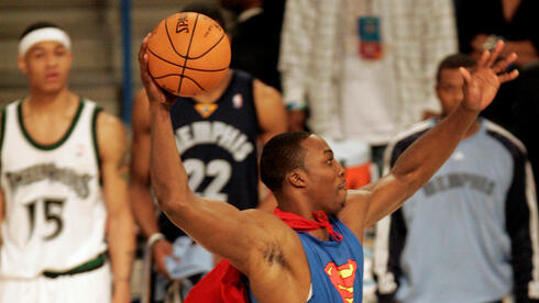 דווייט האוורד מטביע בתחפושת סופרמן