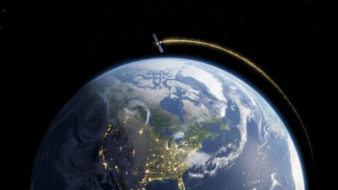 הדמיה של מרכז נתונים מרחף סביב כדור הארץ