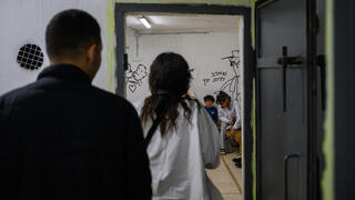 אנשים נכנסים למקלט בתל אביב