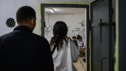 אנשים נכנסים למקלט בתל אביב