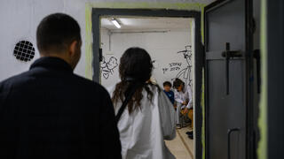 אנשים נכנסים למקלט בתל אביב