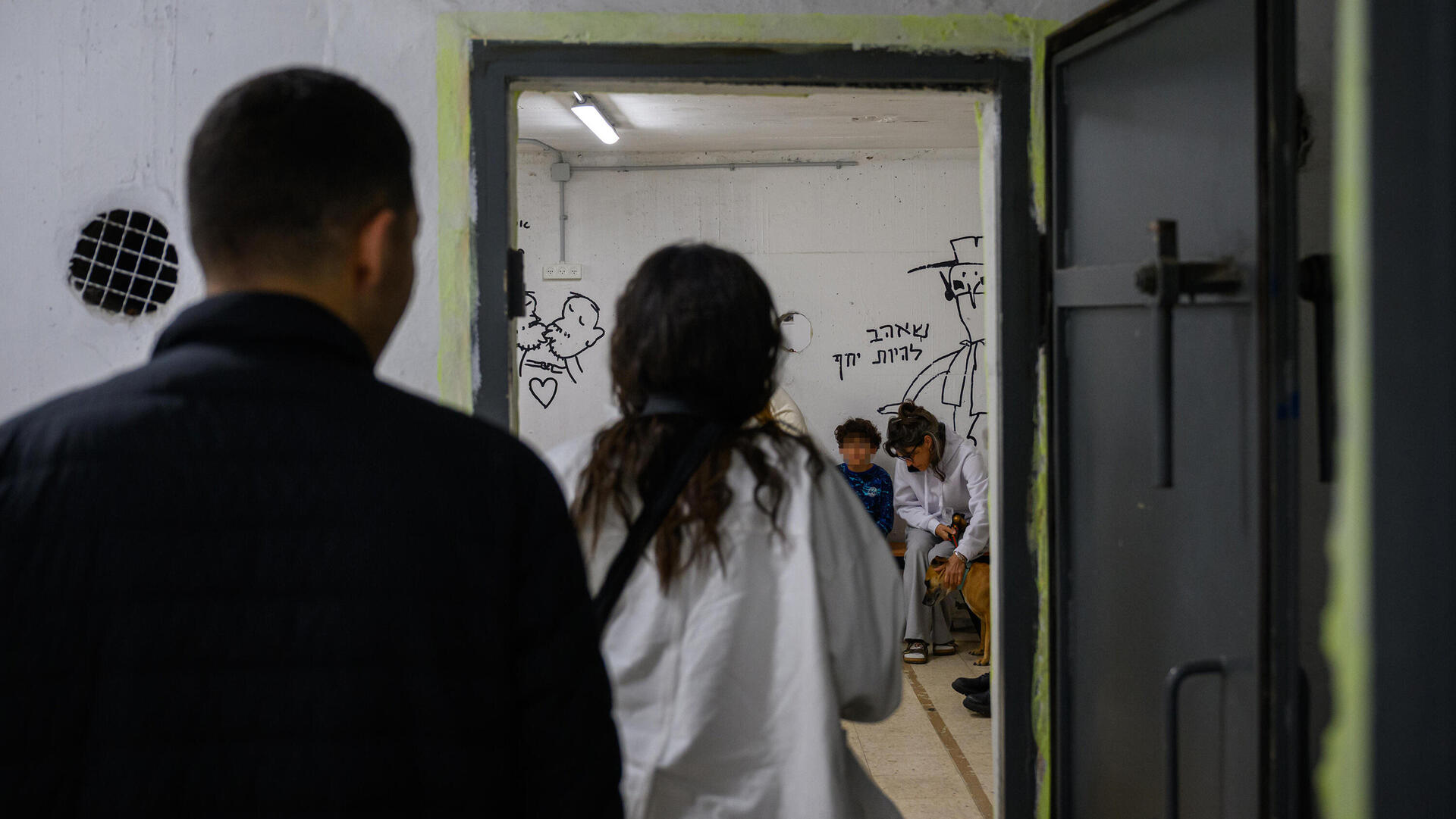 אנשים נכנסים למקלט בתל אביב